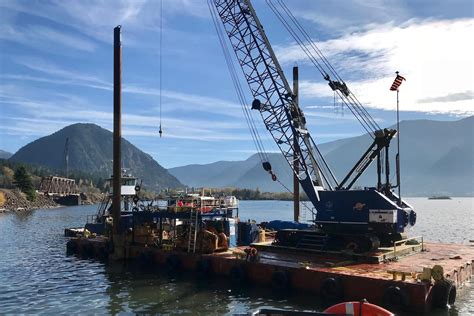 Floats, when used, shall be securely attached to the outriggers. . Cranes and derricks installed on floating surfaces must have a quizlet